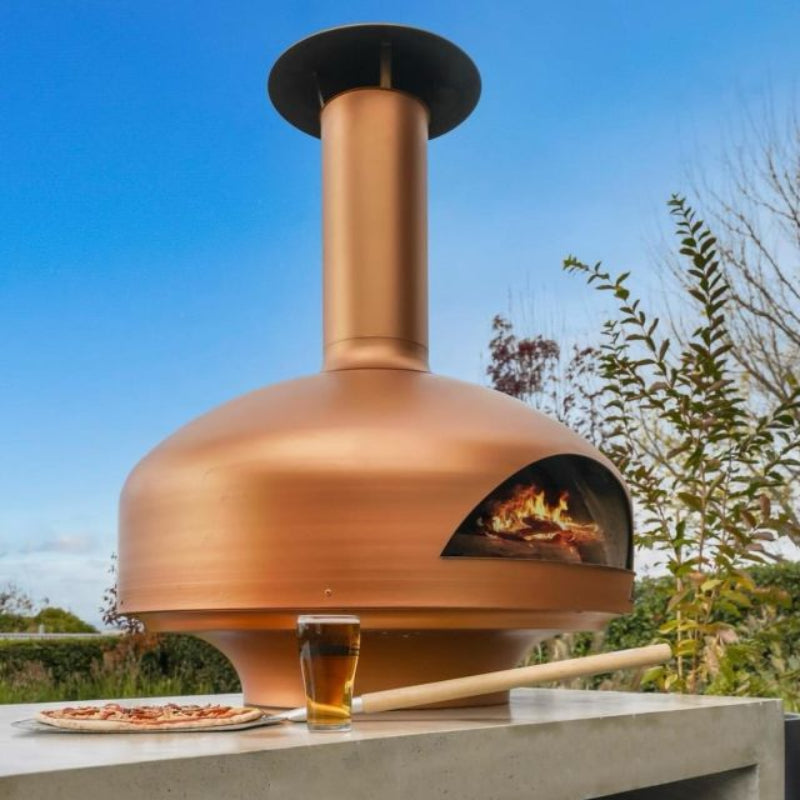 Polito_Giotto_pizza_oven_Copper_outdoors_with_flame_